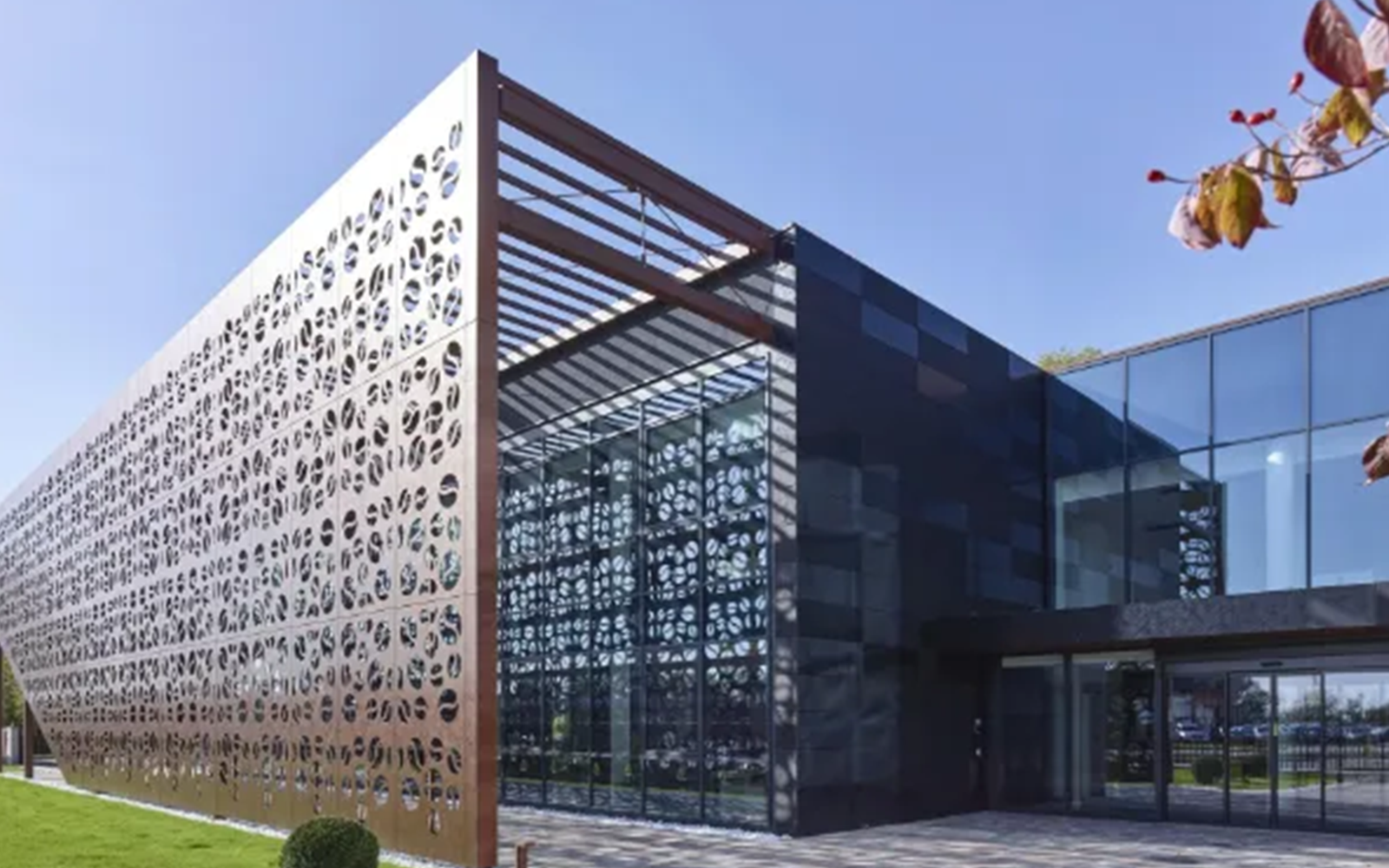 Bâtiment tertiaire habillé en Trespa Meteon – Mise en valeur de la diversité des finitions et des couleurs. Bâtiment tertiaire habillé en Trespa Meteon – Mise en valeur de la diversité des finitions et des couleurs.