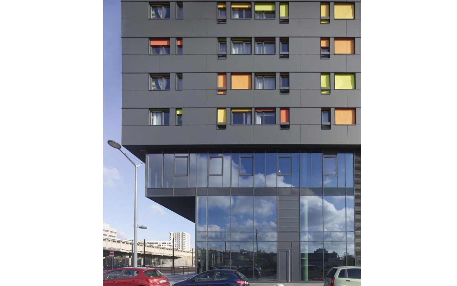 Façade architecturale en panneaux Trespa Meteon – Illustration de l’intégration des panneaux dans une façade ventilée contemporaine. Façade architecturale en panneaux Trespa Meteon – Illustration de l'intégration des panneaux dans une façade ventilée contemporaine.