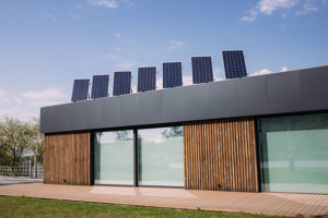 Maison positive avec panneaux photovoltaiques 