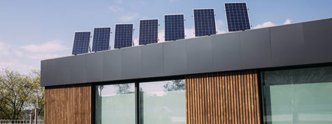 Maison positive avec panneaux photovoltaiques